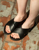 Sandalias Slip-On Cuero Mujer Manon Negro Bullboxer